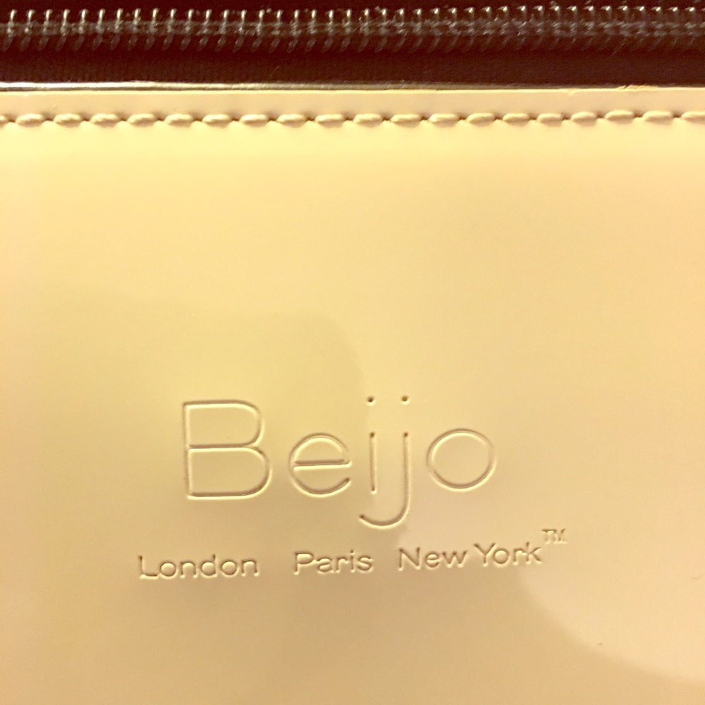 Super cute Beijo cream and black purse!